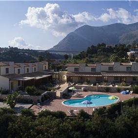 2 bedroom seaside apartments with shared pool, sleeps 4-5